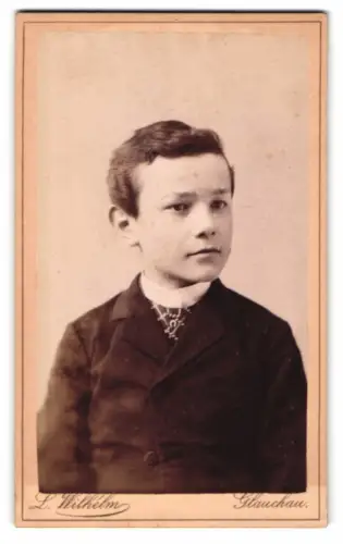 Fotografie L. Wilhelm, Glauchau, Hoffnung 57, Porträt eines Jungen in feinem Anzug