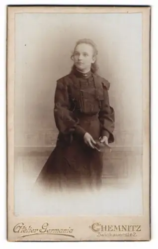 Fotografie Atelier Germania, Chemnitz, Zwickauerstrasse 2, Junge Frau mit Buch