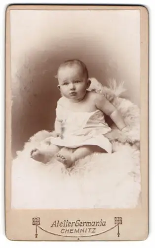Fotografie Atelier Germania, Chemnitz, Zwickauerstrasse 2, Kleinkind auf Fell sitzend