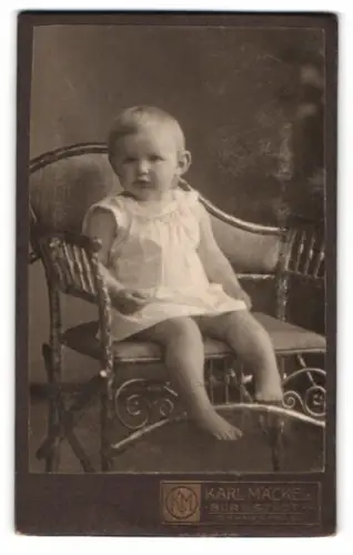 Fotografie Karl Mäckel, Burgstädt, Böhmestrasse 2, Kleinkind auf einem Stuhl