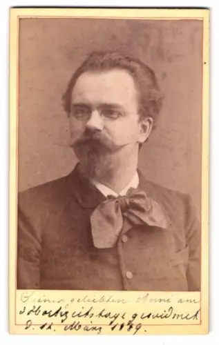 Fotografie unbekannter Fotograf und Ort, Porträt eines eleganten Herrn 1889