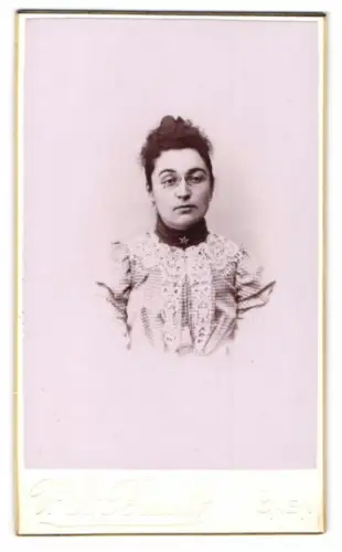 Fotografie Vve. Et. Brault, Caen, Rue St. Jean 26, Porträt einer Frau mit Brille