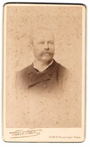 Fotografie Pierre Petit, Paris, Place Cadet 27-29-31, Porträt eines Mannes mit Schnurrbart