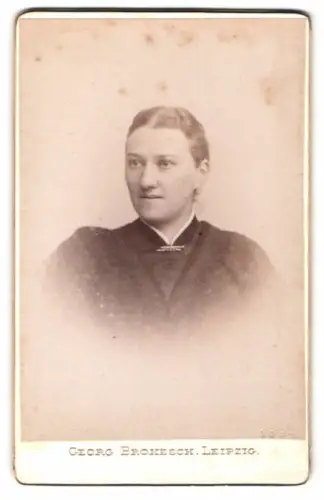 Fotografie Georg Brokesch, Leipzig, Zeitzerstrasse 21, Elegantes Damenporträt im Atelier