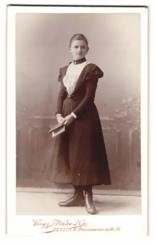 Fotografie Hugo Strube & Co., Berlin, Prinzesinnennstrasse 16, Junge Frau mit Buch