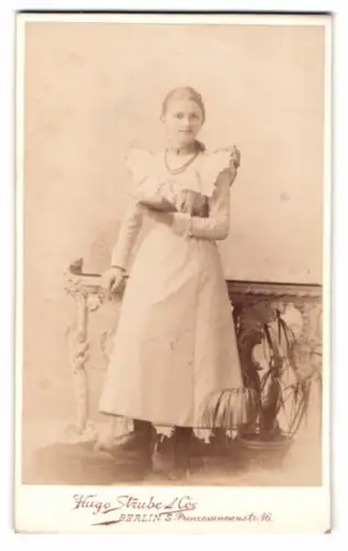 Fotografie Hugo Strube & Co., Berlin, Prinzesinnennstrasse 16, Junge Frau in elegantem Kleid