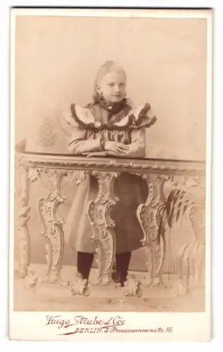Fotografie Hugo Strube & Co., Berlin, Prinzesinnennstrasse 16, Mädchen an dekorativer Balustrade