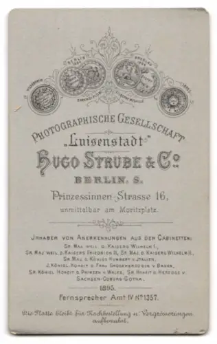 Fotografie Hugo Strube & Co., Berlin, Prinzesinnennstrasse 16, Mädchen mit Buch neben Stuhl