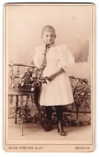 Fotografie Hugo Strube & Co., Berlin, Prinzesinnennstrasse 16, Kind in elegantem Kleid