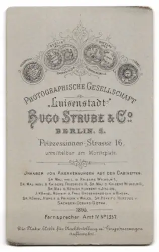 Fotografie Hugo Strube & Co., Berlin, Prinzesinnennstrasse 16, Kind in elegantem Kleid