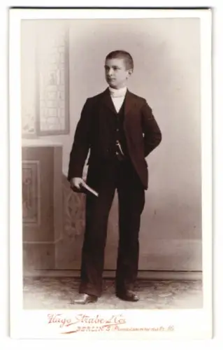 Fotografie Hugo Strube & Co., Berlin, Prinzesinnennstrasse 16, Junge im Anzug mit Buch