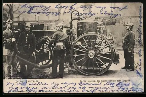 AK Berlin, Feuerwehrmänner mit Löschfahrzeug, Fertig machen der Dampfspritze zum Angriff