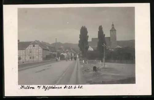 Foto-AK Kelbra a. Kyffhäuser, Strassenansicht mit Kirche und Fachwerkhäusern