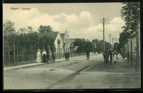 AK Marne i. Holstein, Strassenansicht mit Wohnhäusern und Passanten