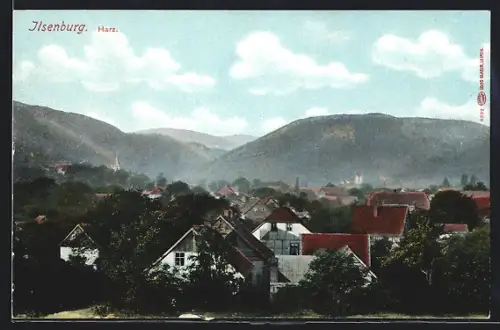AK Ilsenburg /Harz, Ortsansicht mit Bergen