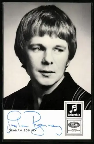 AK Musiker Graham Bonney mit Topfhaarschnitt und gestreiftem Hemd, Autograph