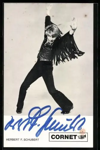 AK Sänger Herbert F. Schubert mit erhobenen Armen und Tanzschritt, Autograph