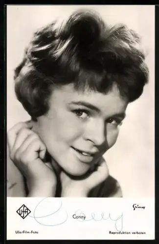 AK Musikerin Conny Froboess lächelnd den Kopf mit den Händen abstützend, Autograph