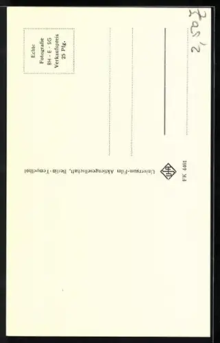 AK Musikerin Conny Froboess lächelnd den Kopf mit den Händen abstützend, Autograph