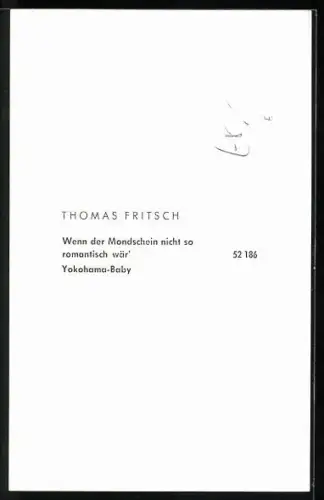 AK Musiker Thomas Fritsch lächelnd mit aufgestelltem Kragen, Autograph