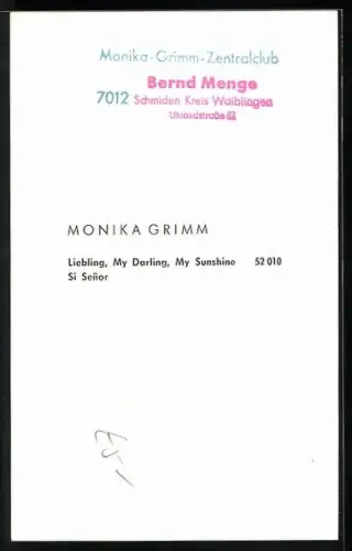 AK Musikerin Monika Grimm mit Hut und Autogamm vor der Kamera posierend, Autograph
