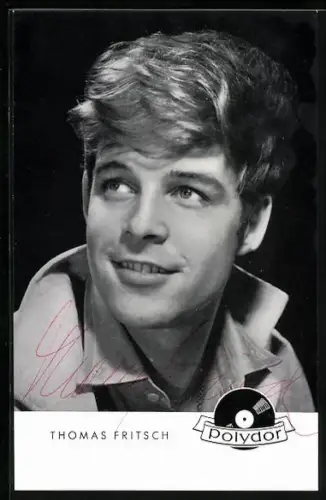 AK Musiker Thomas Fritsch lächelnd mit aufgestelltem Kragen, Autograph