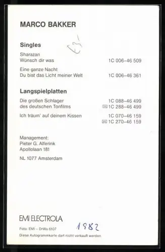 AK Musiker Marco Bakker, Portrait im legeren Anzug, Autograph