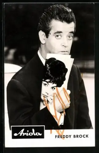 AK Musiker Freddy Brock, Portrait im Anzug mit Zeitschrift, Autograph