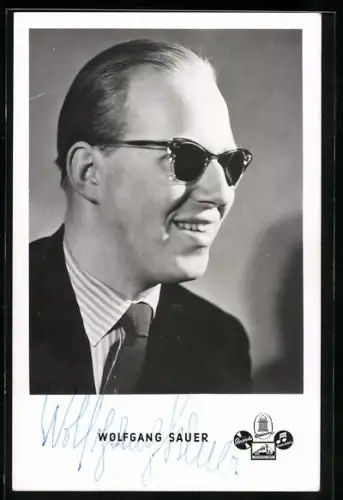 AK Musiker Wolfgang Sauer, Portrait im Anzug, Autograph