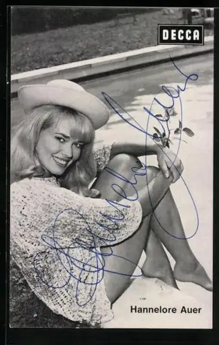 AK Sängerin Hannelore Auer mit lächelndem Blick am Pool, Decca Schallplatten, Autograph