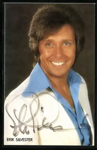 AK Sänger Erik Silvester blickt lächelnd in die Kamera, Autograph