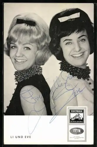 AK Musikerinnen Li und Eve stehen Rücken an Rücken, in die Kamera lächelnd, Autograph