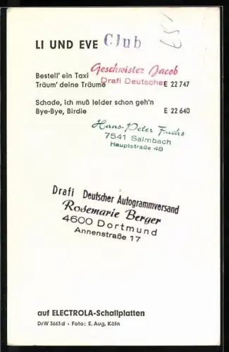 AK Musikerinnen Li und Eve stehen Rücken an Rücken, in die Kamera lächelnd, Autograph