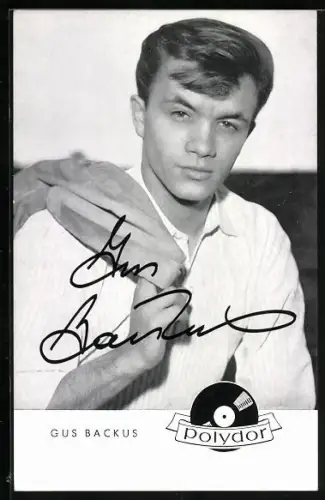 AK Sänger Gus Backus, Portrait im Hemd mit der Jacke leger über der Schulter, Autograph