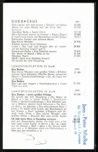 AK Sänger Gus Backus, Portrait im Hemd mit der Jacke leger über der Schulter, Autograph