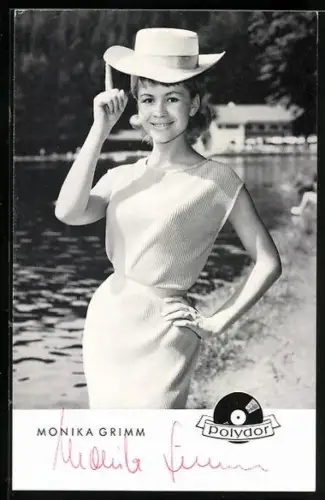 AK Musikerin Monika Grimm mit Hut und Autogamm vor der Kamera posierend, Autograph