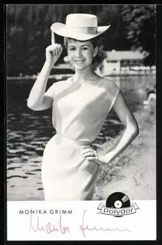AK Musikerin Monika Grimm mit Hut und Autogamm vor der Kamera posierend, Autograph