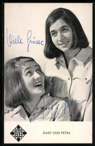 AK Sängerinnen-Duo Gaby und Petra lächelnd im Portrait, Autographen