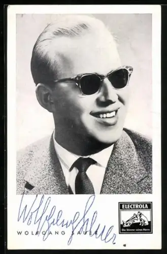 AK Musiker Wolfgang Sauer im Anzug mit dunkler Brille zur Seite lächelnd, Autograph