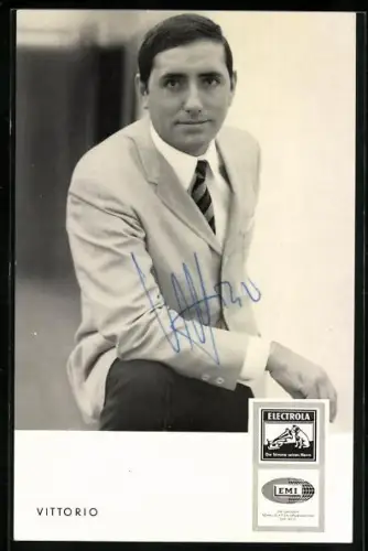 AK Musiker Vittorio, Portrait im hellen Anzug, Autograph
