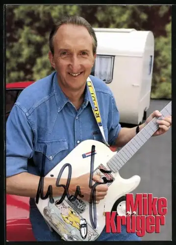 AK Musiker Mike Krüger mit Gitarre vor einem Wohnwagen, Autograph