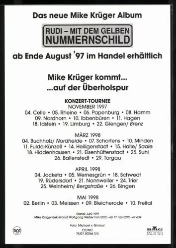 AK Musiker Mike Krüger mit Gitarre vor einem Wohnwagen, Autograph