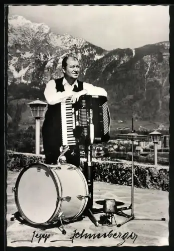 AK Musiker Jeppe Johensberger mit Akkordeon, Autograph