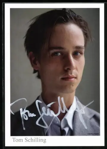 AK Musiker Tom Schilling vor grauem Hintergrund, Autograph