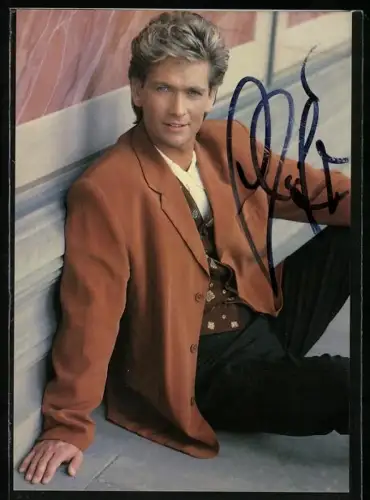 AK Musiker Olaf Berger an einer Wand lehnend, Autograph