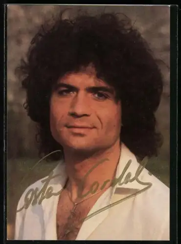 AK Musiker Costa Cordalis mit Kreuzhalskette, Autograph