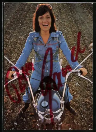 AK Musikerin Rika Sand auf einem Motorrad, Autograph