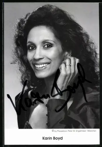 AK Musikerin Karin Boyd lächelnd im Porträt, Autograph