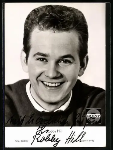 AK Musiker Robby Hill blickt lachend in die Kamera, Autograph