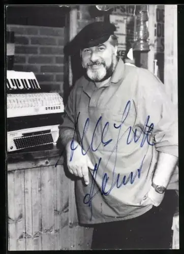 AK Musiker Heino Conty an einer Kommode lehnend, Autograph